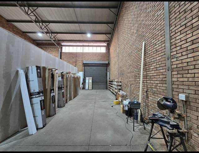 305M² WAREHOUSE TO LET IN MEADOWDALE